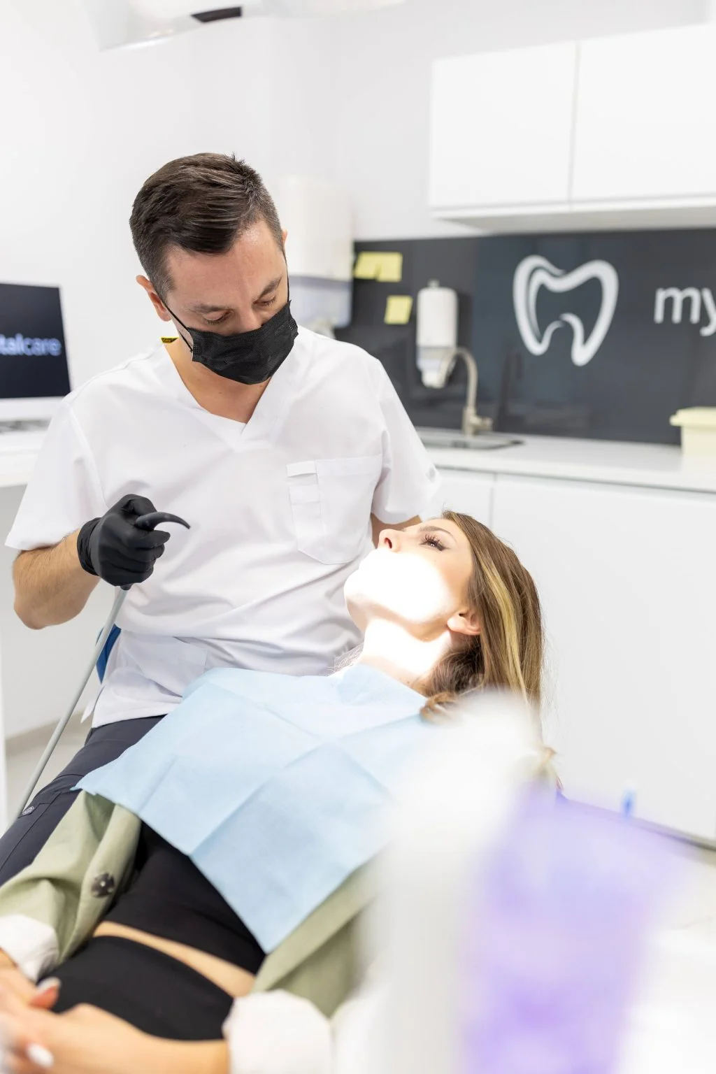 Clinician în timpul unui tratament de canal la microscop, în cabinetul MyDentalCare Huedin