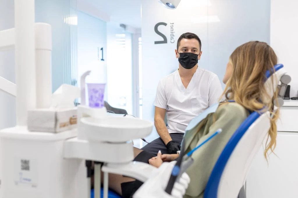 Consultație ortodontică la MyDentalCare Huedin — medic și pacient discutând planul de aparat dentar